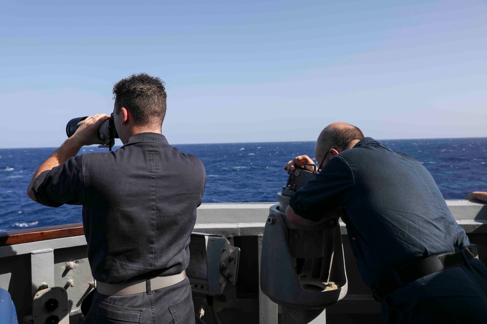 USS Truxtun transits the Red Sea