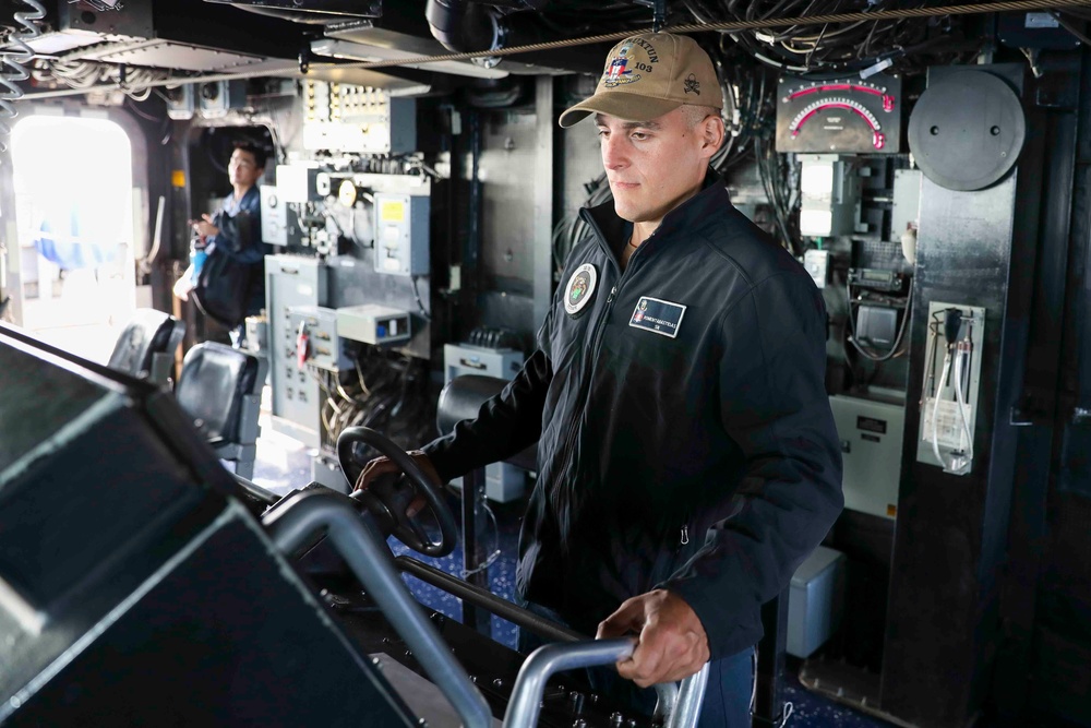 USS Truxtun transits the Red Sea