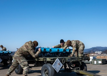 Osan Airmen ready munitions at Daegu training