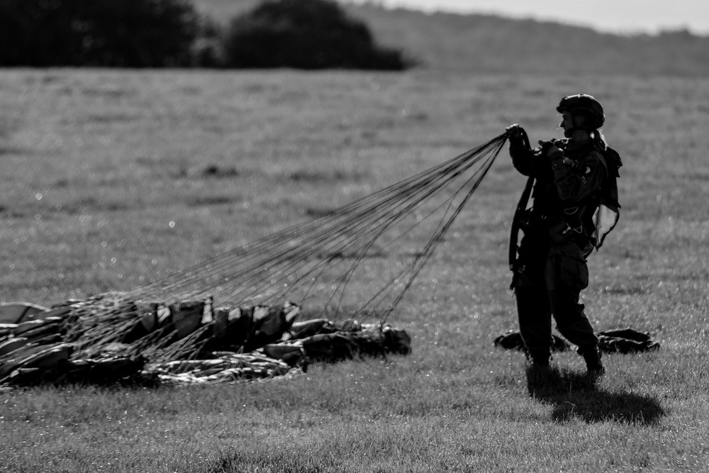 Parachute Group Holland Honors 82nd Airborne Division