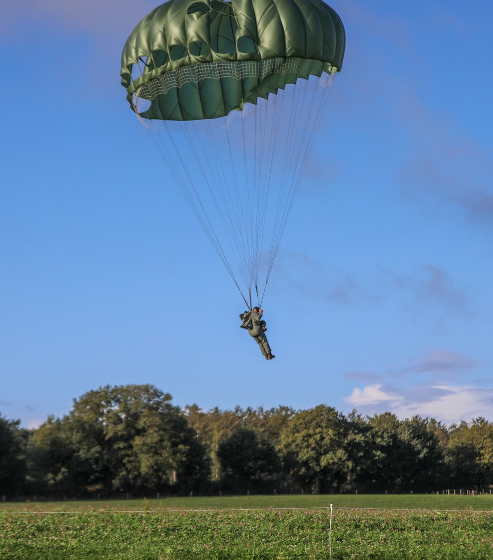 Parachute Group Holland Honors 82nd Airborne Division