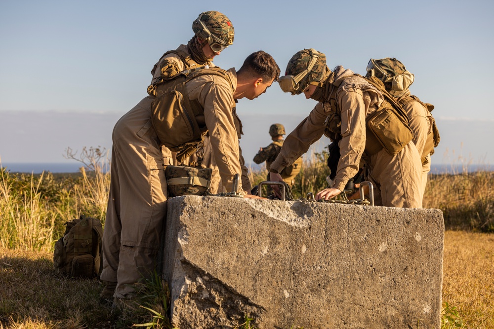 MARINE MEDIUM TILTROTOR SQUADRON 265 CONDUCTS EXTERNAL LIFT TRAINING WITH 3RD LANDING SUPPORT BATTALION