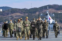 Commander, U.S 7th Fleet tours ROK Ship with Commander, ROK Fleet