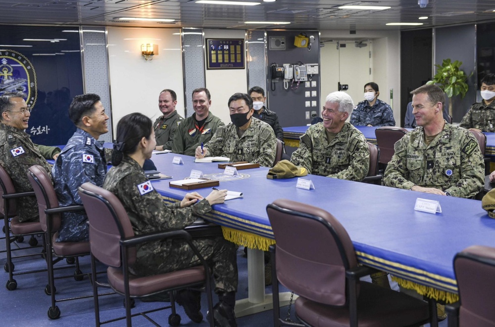 Commander, U.S 7th Fleet tours ROK Ship with Commander, ROK Fleet