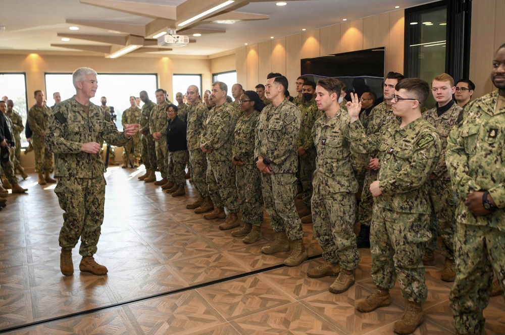Commander, U.S 7th Fleet Meets with U.S Sailors from Commander, Naval Forces Korea
