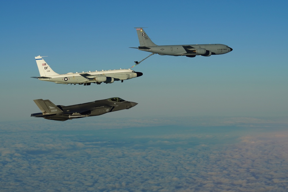 KC-135 refuels RC-135 during mission