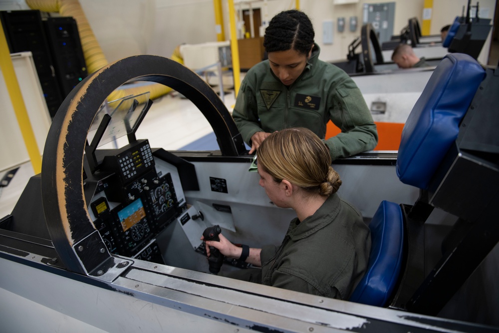 Student Naval Aviators practice inflight procedures