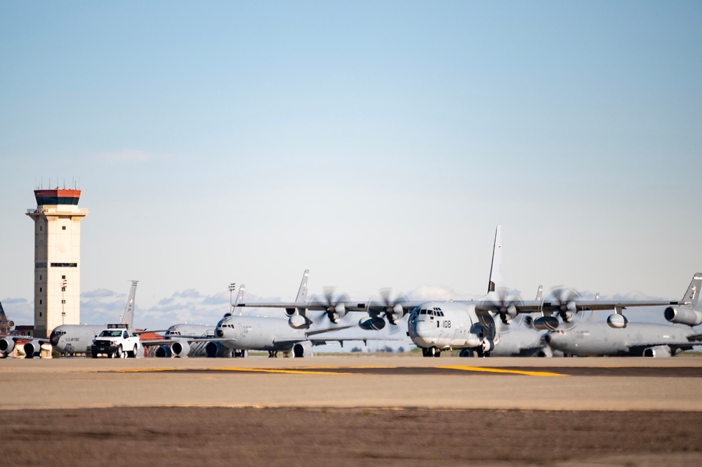 U.S. Marines arrive at Travis AFB