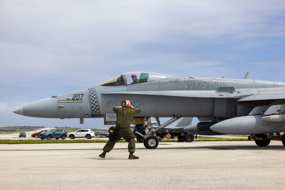 MAG-31 Commanding Officer Visits VMFA-312 in Guam