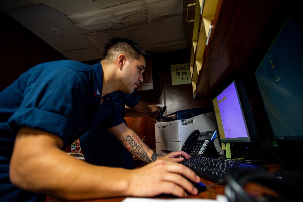 U.S. Navy Sailor Maps Printer To Server