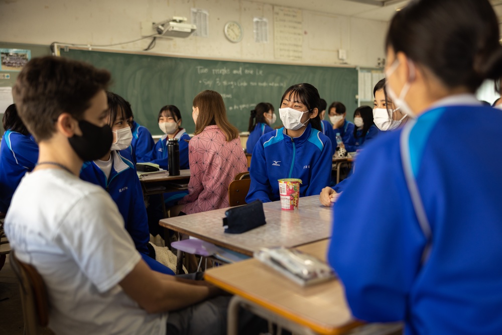 Kubasaki, Naha Nishi High schools host an exchange day