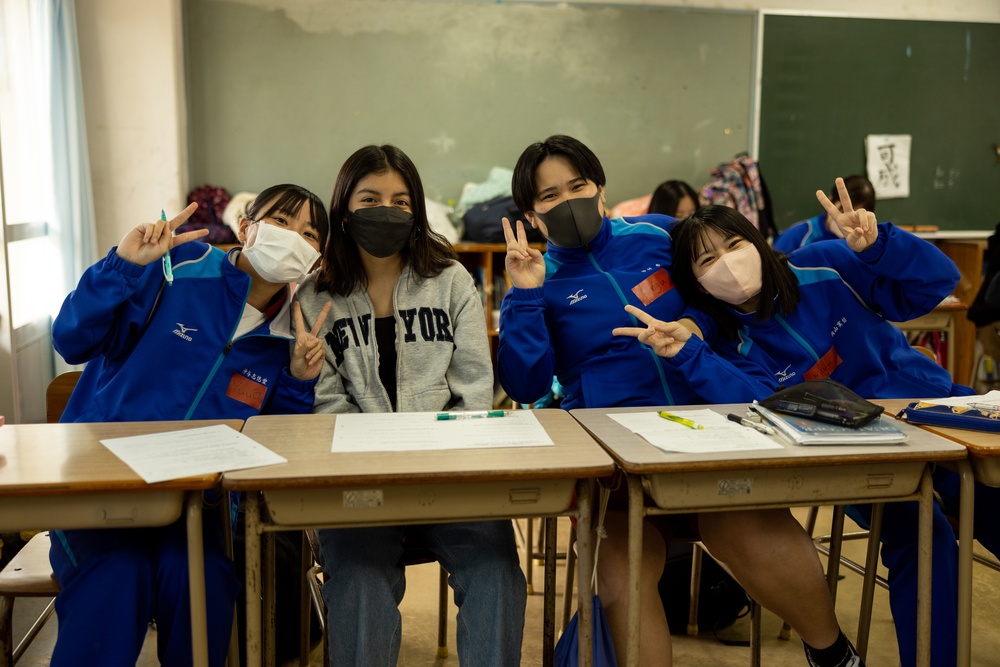 Kubasaki, Naha Nishi High schools host an exchange day