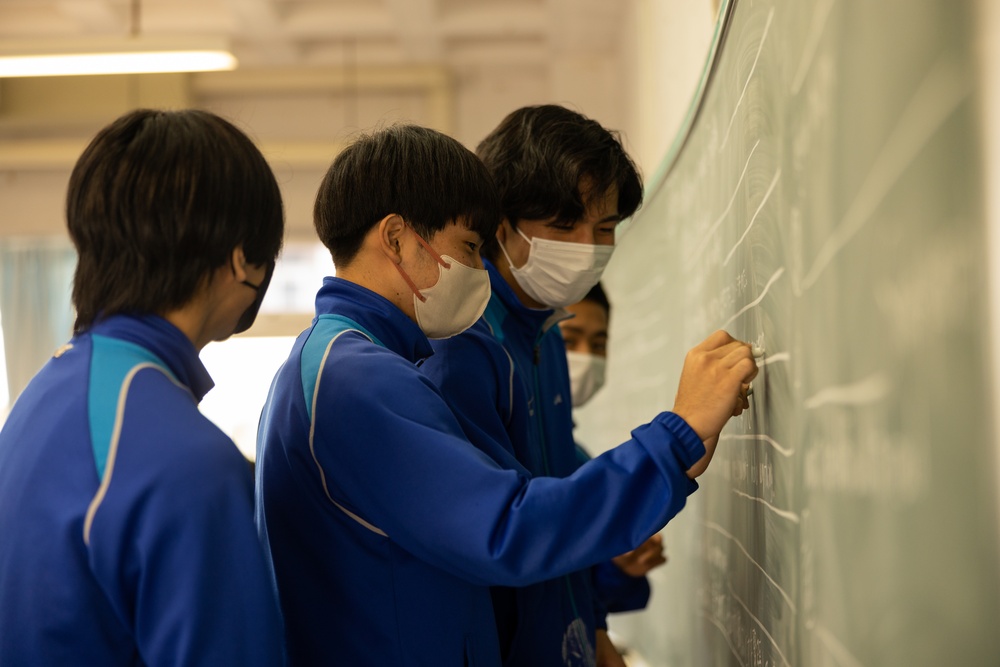 Kubasaki, Naha Nishi High schools host an exchange day