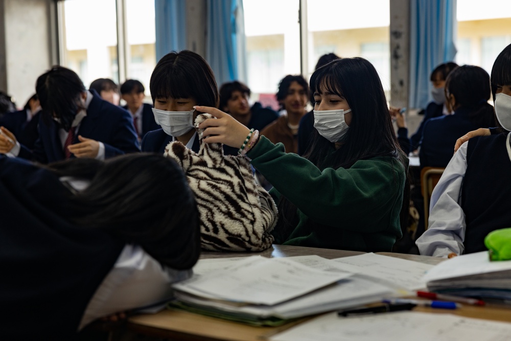 Kubasaki, Naha Nishi High schools host an exchange day