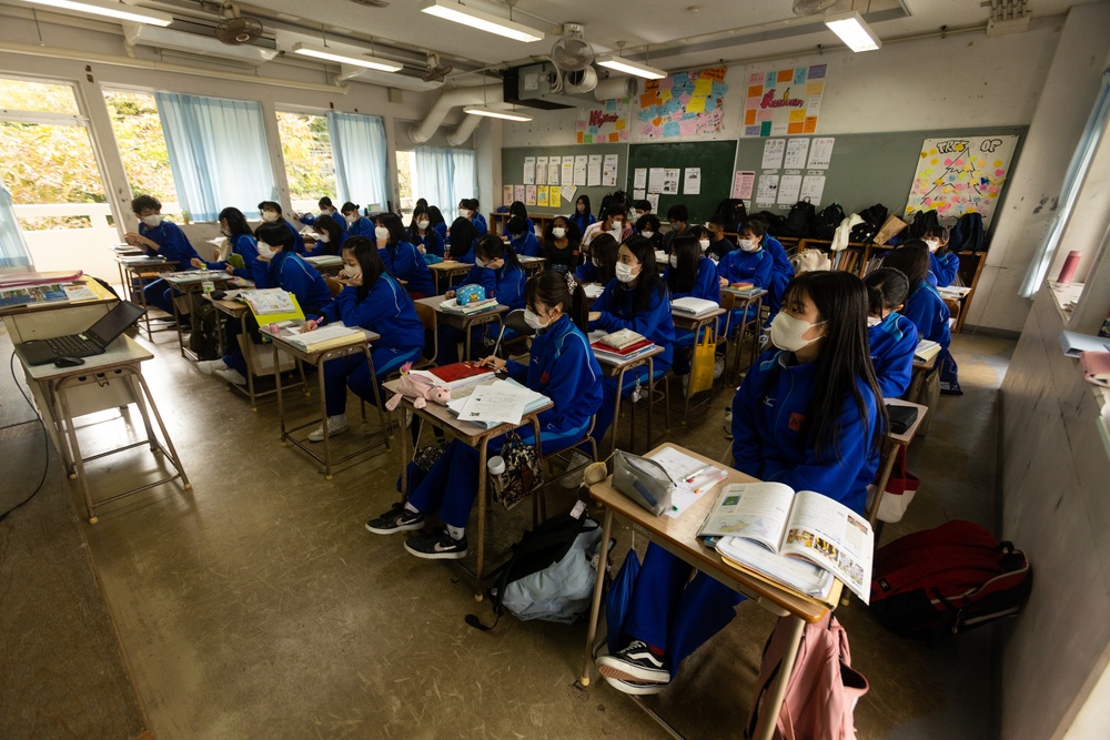 Kubasaki, Naha Nishi High schools host an exchange day