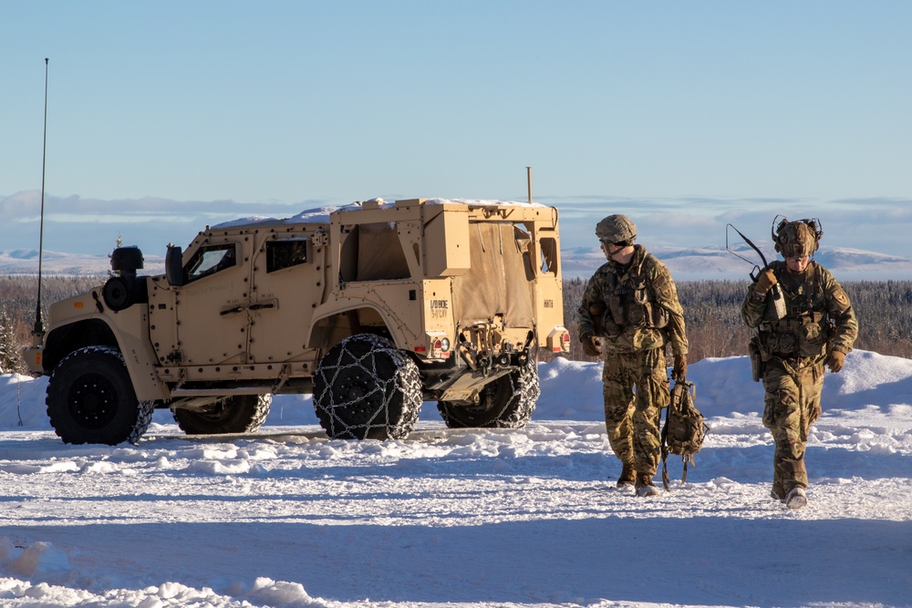 Arctic Cavalry Soldiers Perform Platoon STX