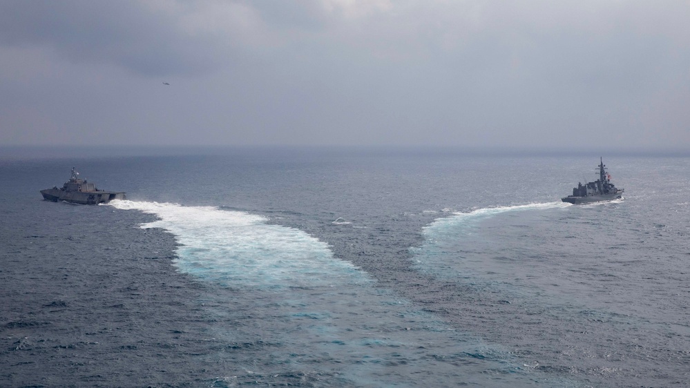 USS Charleston conducts combined operations with JMSDF JS Makinami