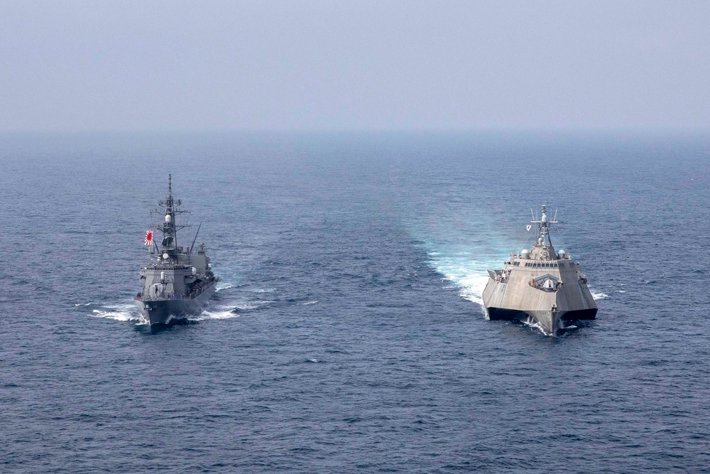 USS Charleston conducts combined operations with JMSDF JS Makinami