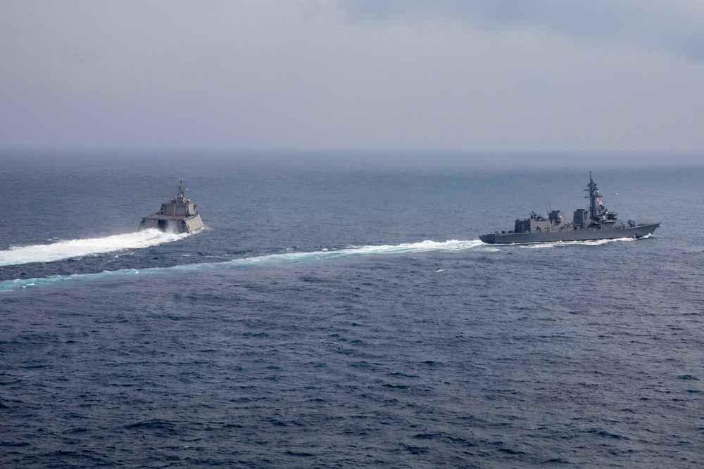 USS Charleston conducts combined operations with JMSDF JS Makinami