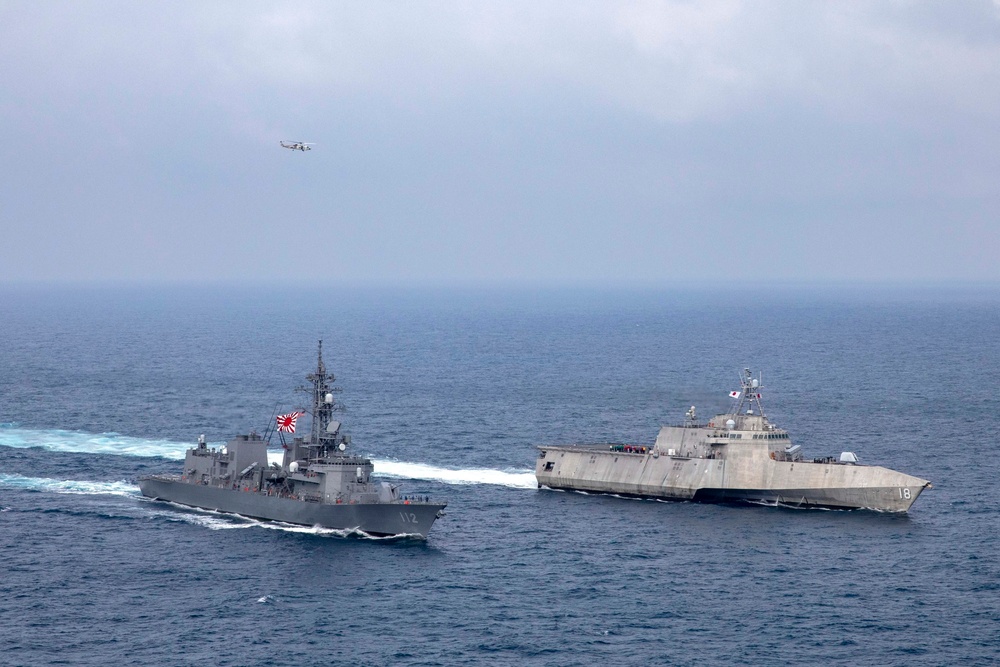 USS Charleston conducts combined operations with JMSDF JS Makinami