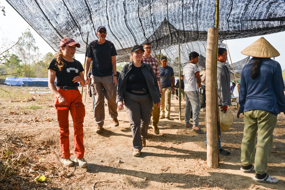 Distinguished Visitors Tour Recovery Mission Site