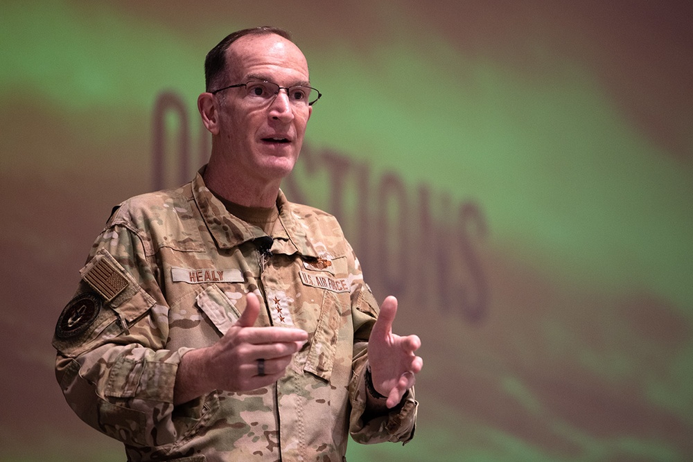 Air Force Reserve Commander visits Air University