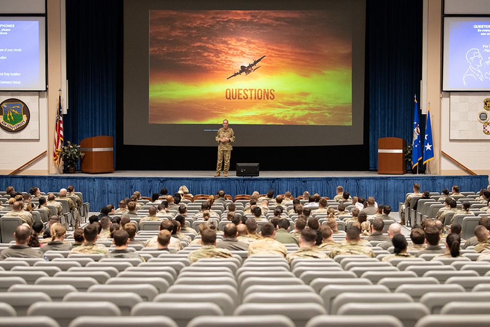 Air Force Reserve Commander visits Air University