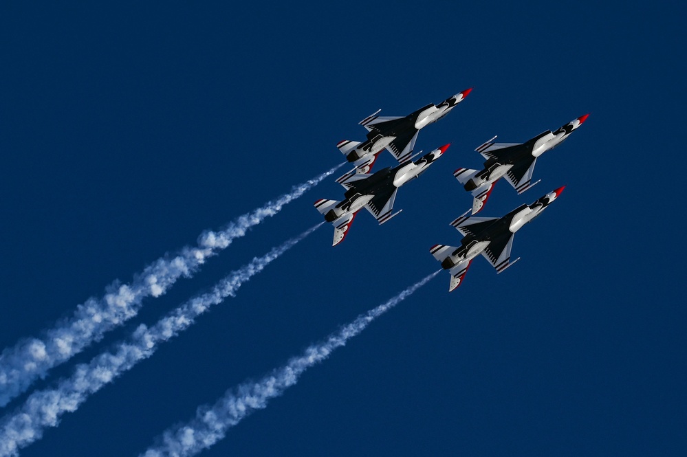 Thunderbirds conduct winter training at Edwards AFB