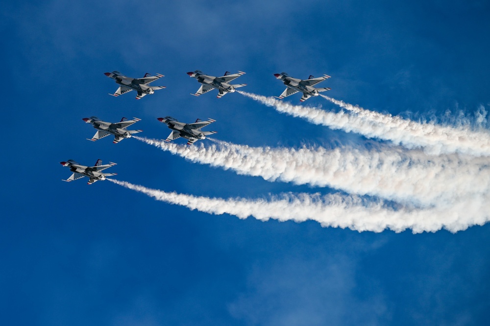 Thunderbirds conduct winter training at Edwards AFB