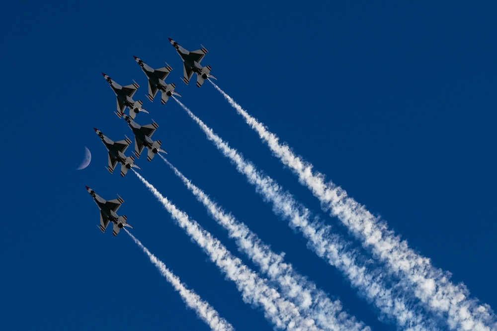 Thunderbirds conduct winter training at Edwards AFB