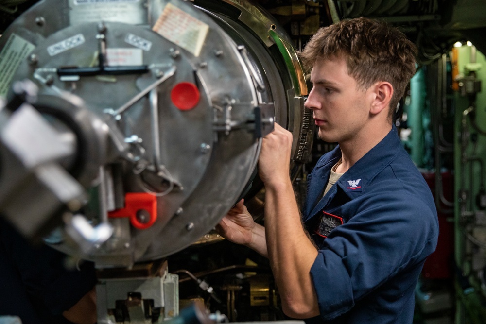 USS Annapolis Conducts Torpedo Offloading Procedures