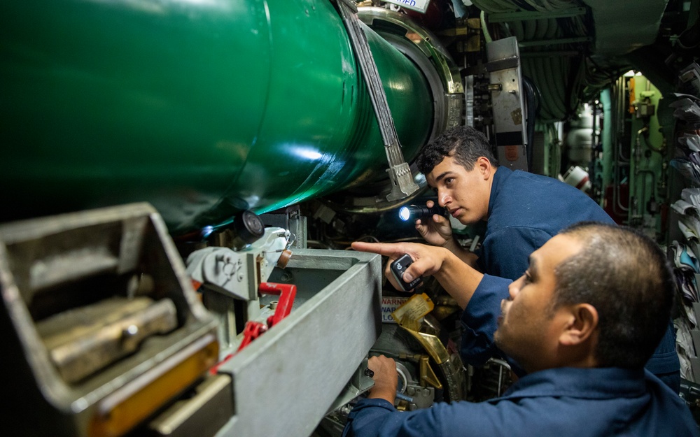 USS Annapolis Conducts Torpedo Offloading Procedures