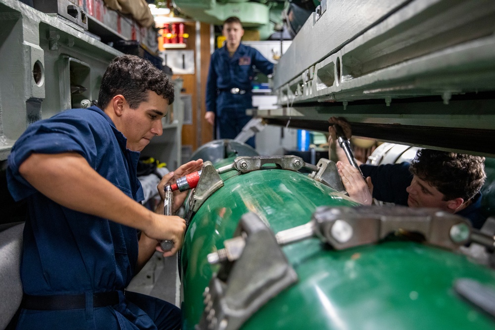 USS Annapolis Conducts Torpedo Offloading Procedures