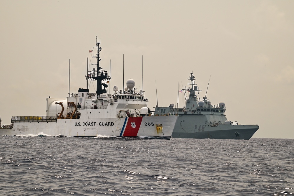 USCGC Spencer (WMEC 905) steams alongside Spanish Navy vessel ESPS Audaz (P-45)