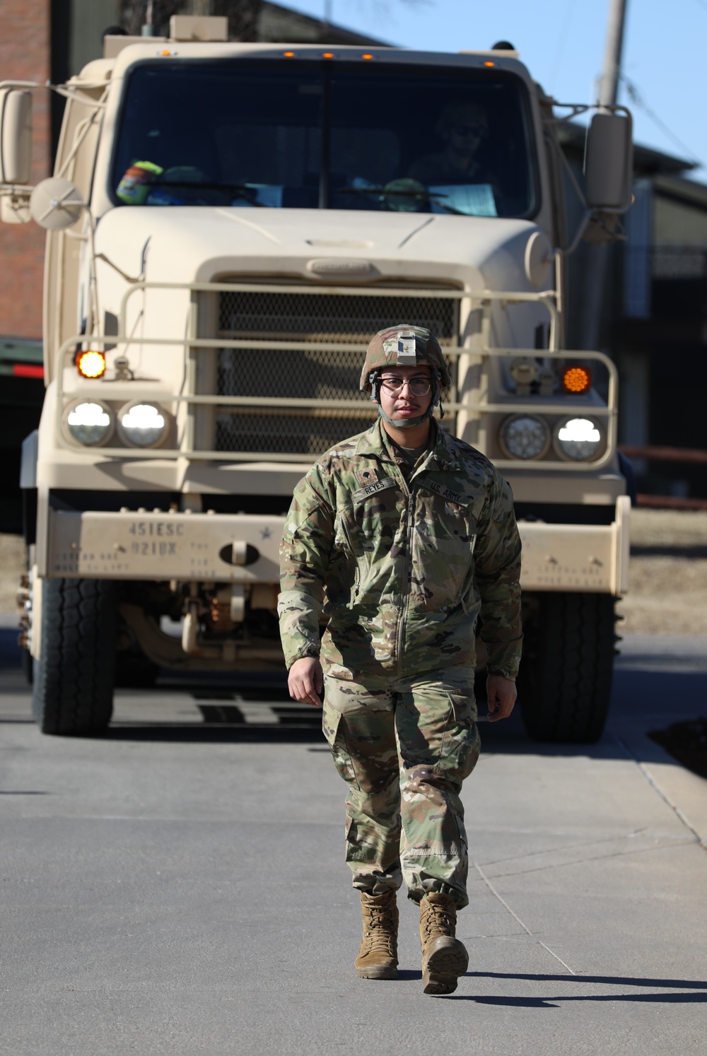 425th Transportation Company Loads up Vehicles for Transport
