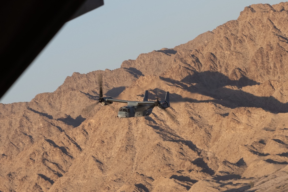 VMM-261 flies over the desert