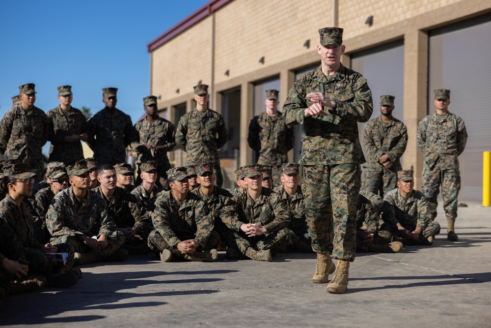 DVIDS - Images - Sgt. Maj. Black visits 1st Marine Division units ...