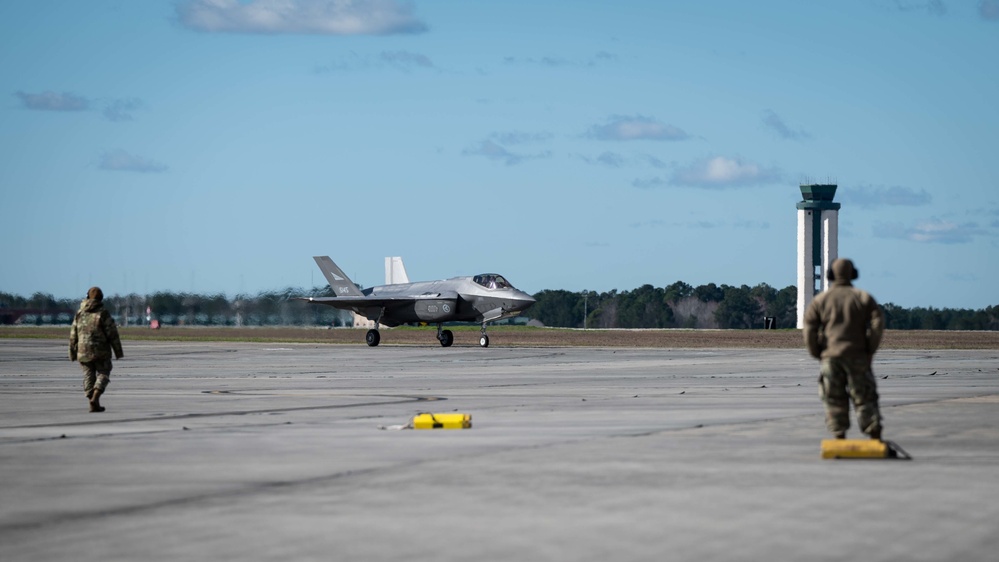 Luke AFB F-35 student pilots arrive at ADC