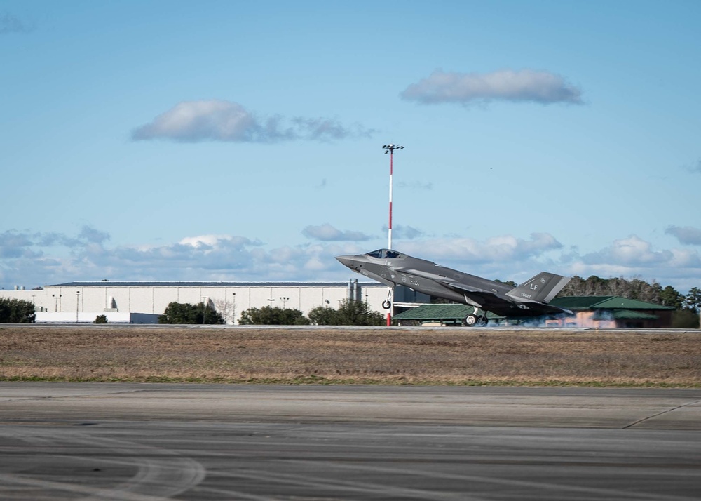 Luke AFB F-35 student pilots arrive at ADC