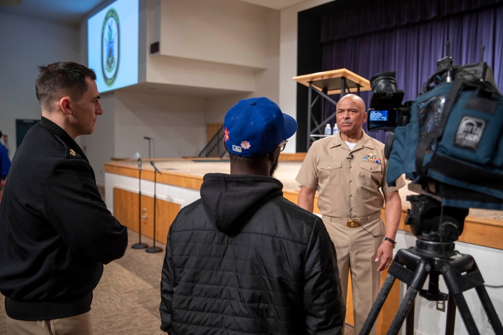 Philip Brashear speaks to crew of USS Iwo Jima