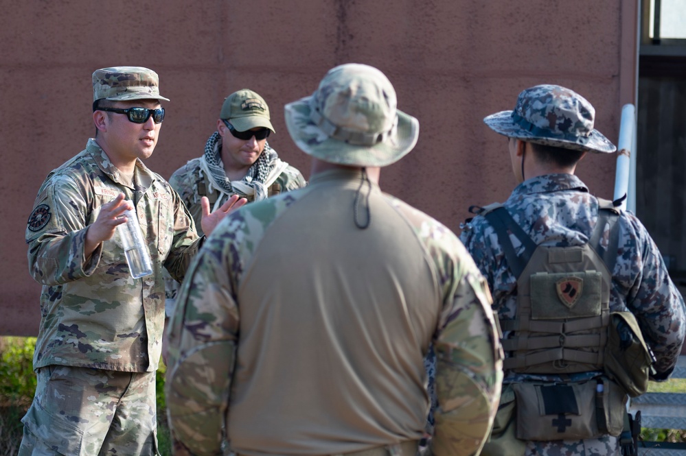 Combined MWD teams train during Pacific Defender