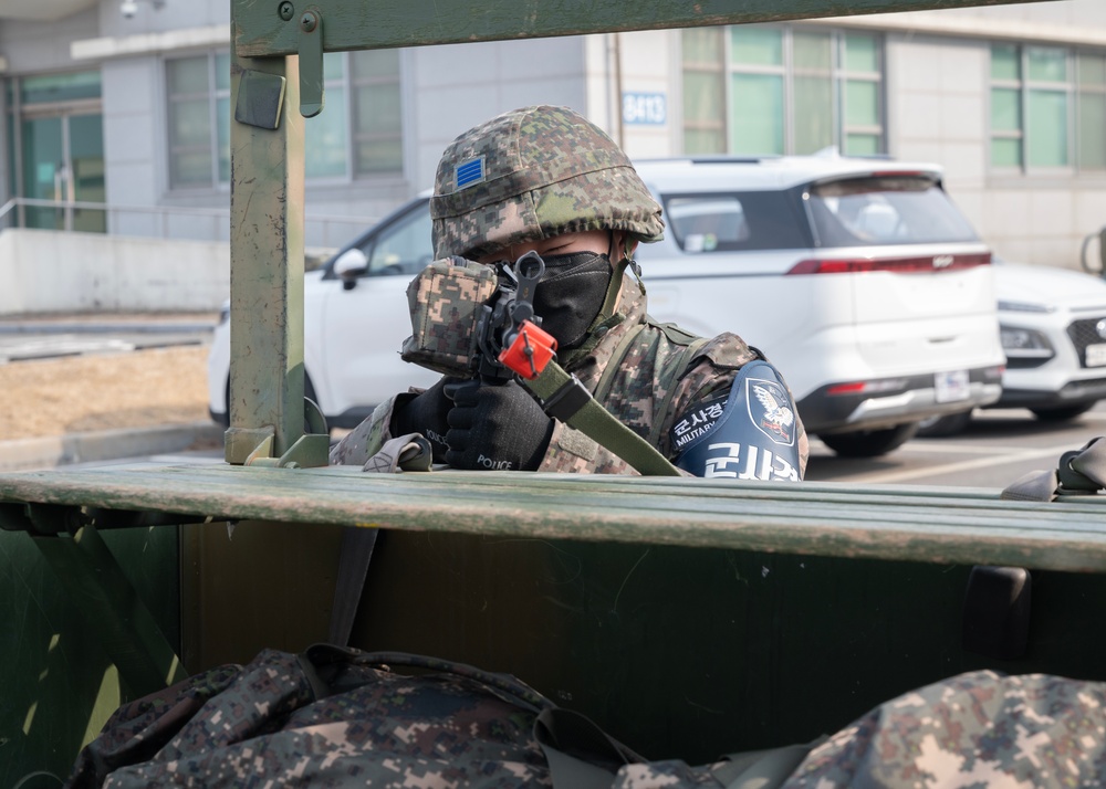 ROKAF 38th Fighter Group, 8th Security Forces train together