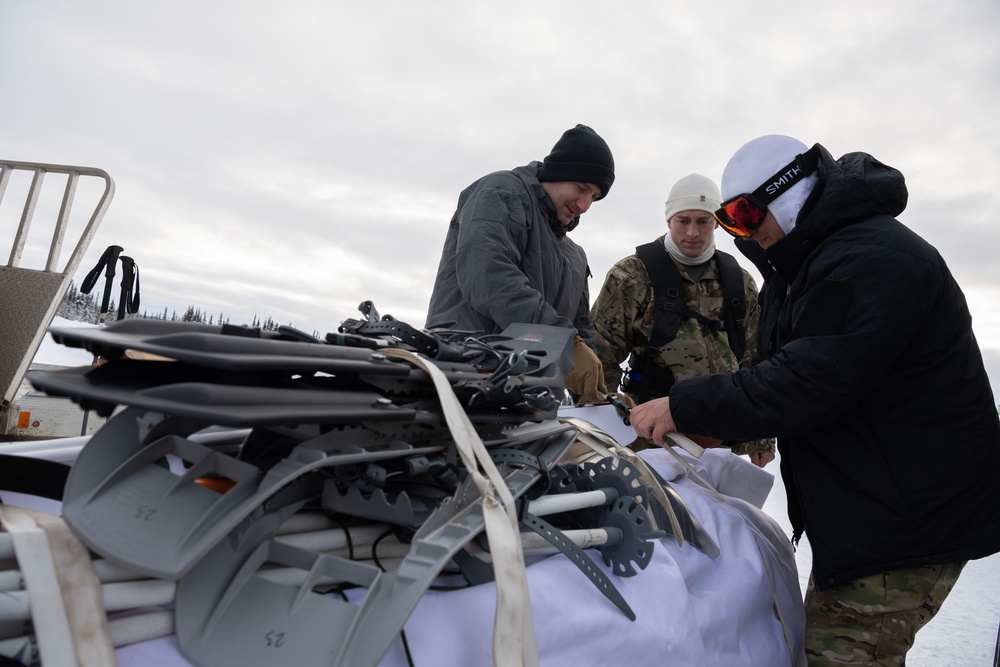 3rd ASOS special warfare Airmen conduct unsupported, sustained cold-weather training during Operation Agipen 2: Part I