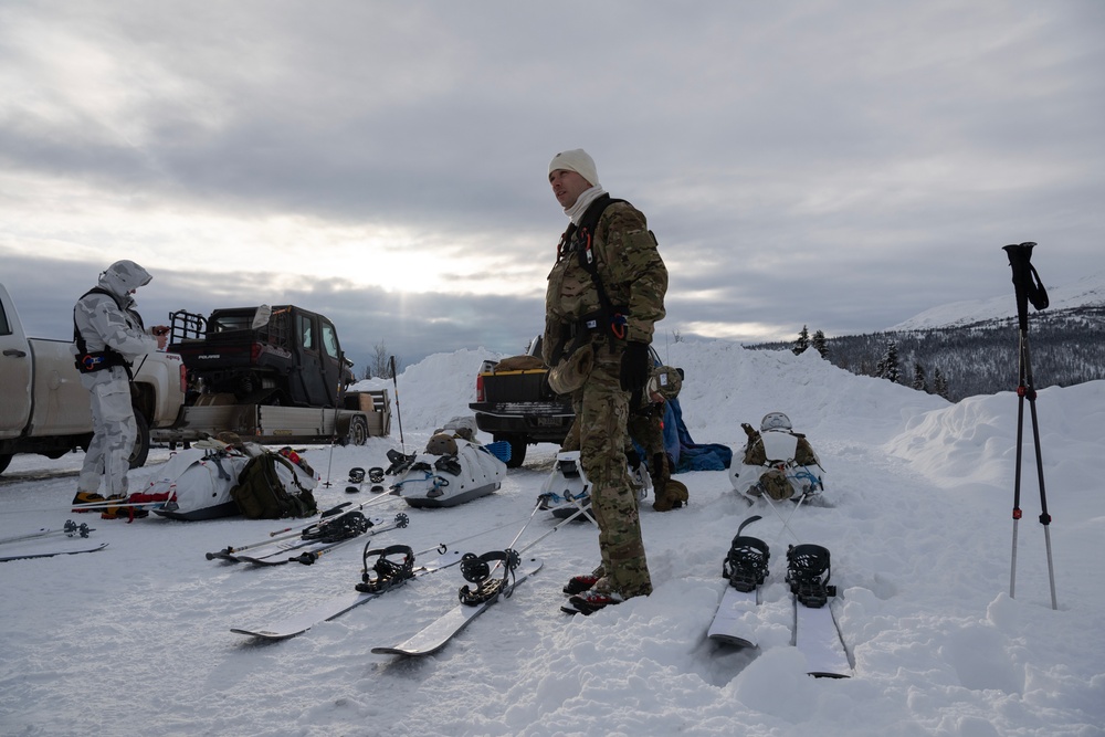 3rd ASOS special warfare Airmen conduct unsupported, sustained cold-weather training during Operation Agipen 2: Part I