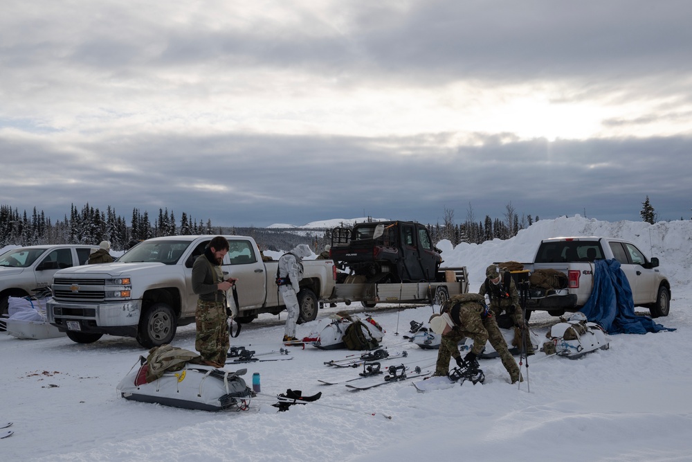 3rd ASOS special warfare Airmen conduct unsupported, sustained cold-weather training during Operation Agipen 2: Part I