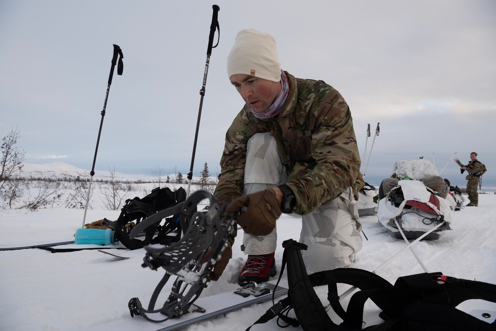 3rd ASOS special warfare Airmen conduct unsupported, sustained cold-weather training during Operation Agipen 2: Part I