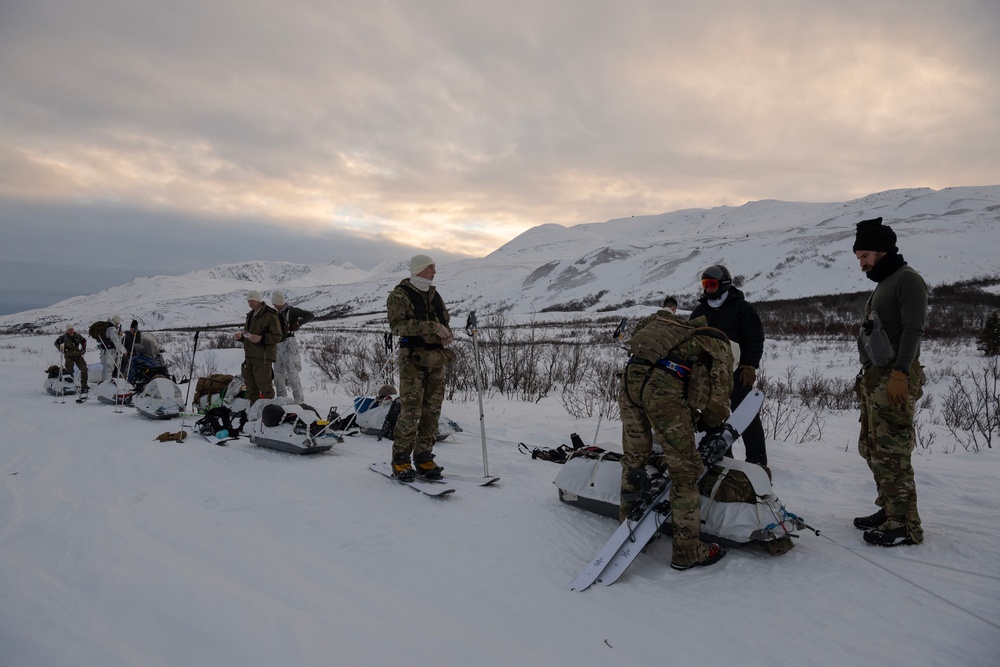 3rd ASOS special warfare Airmen conduct unsupported, sustained cold-weather training during Operation Agipen 2: Part I