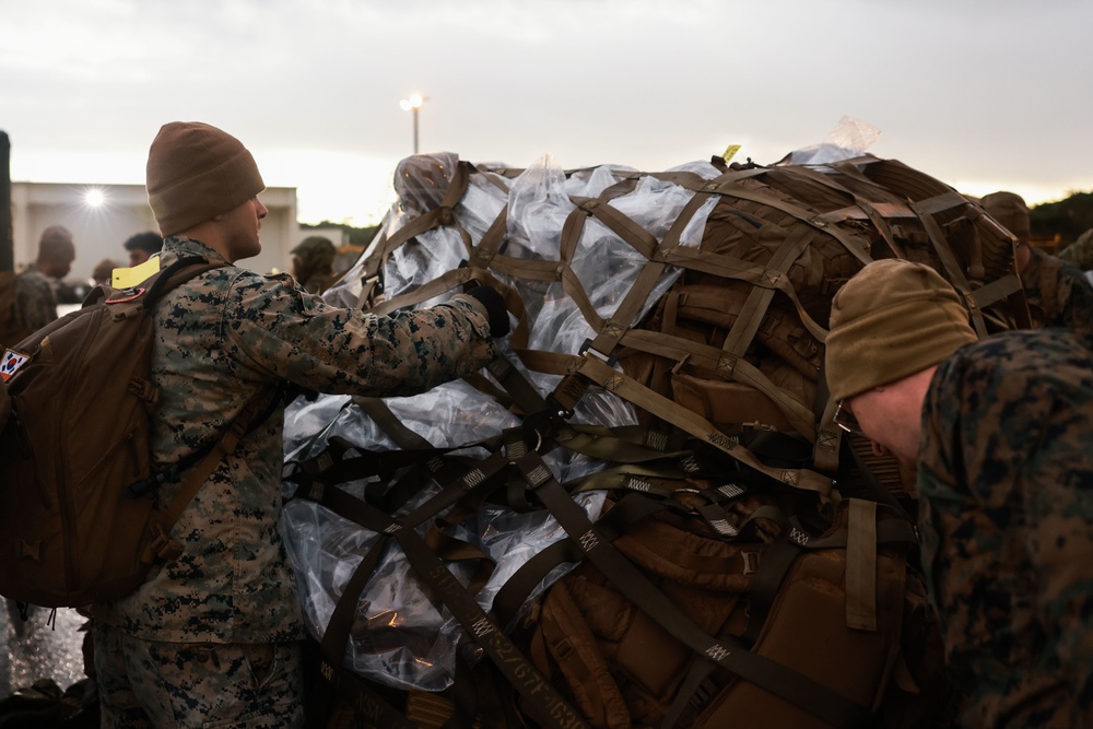 DVIDS - Images - III MSB | Main Body Leaves For Korea [Image 2 of 8]