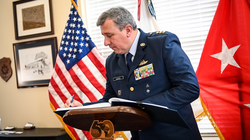 Colombian Military Attache Visits the IADC
