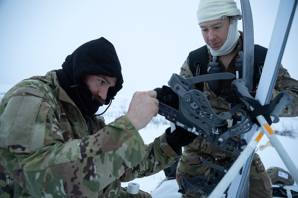 3rd ASOS special warfare Airmen conduct unsupported, sustained cold-weather training during Operation Agipen 2: Part II